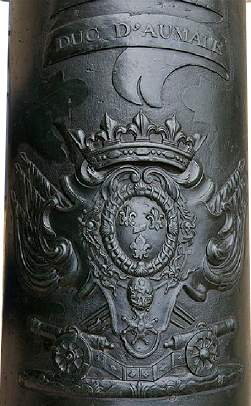 Armoiries de Louis-Charles de Bourbon gravées sur un canon indiquent sa qualité de Grand-Maître de l'Artillerie de France - aux Invalides